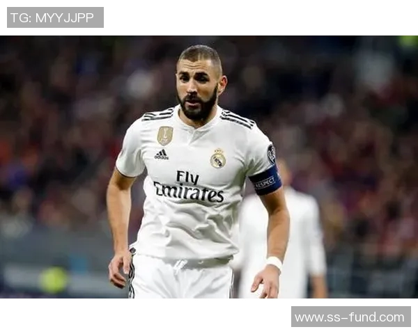 足球第一中锋的传奇之路与现代足球的演变探讨 足球第一中锋的传奇之路与现代足球的演变探讨